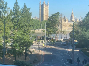 Luxury Designer Apartment River view of Parliament Westminster Big Ben.